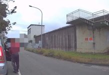 影/竊盜通緝犯躲臨檢!狂奔百米仍遭逮 員警上前攔查可疑車輛。圖/內湖分局提供