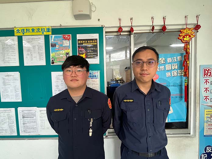 港墘派出所警員王淯群(左)、陳奎凱(右)。圖／內湖分局提供