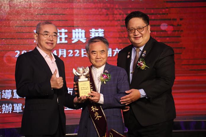 郭枝來（中）是中華民國職業拳擊協會理事長、拳壇「小巨人」，心繫拳擊積極要為台灣拳擊開拓舞台，希望培養台灣的世界拳王。
