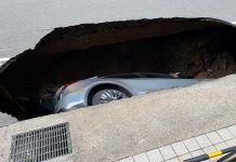 天坑再現!特斯拉遭吞噬 政治人物紛「打卡」 圖/談曉泉攝