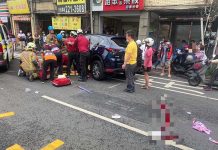 台南忠義路死亡車禍 孕婦駕車猛撞母女1死1傷 母女2人遭捲入車底,現場留有大片血跡。(圖/記者張凱鈞翻攝)