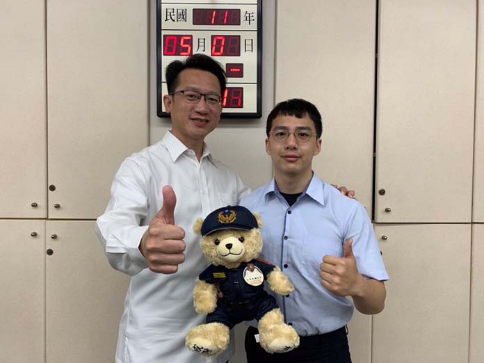 2023051040123654 永康分局分局長甘炎民(左)頒贈首隻「打詐英雄寶寶」。(圖/記者陳聖璋翻攝)