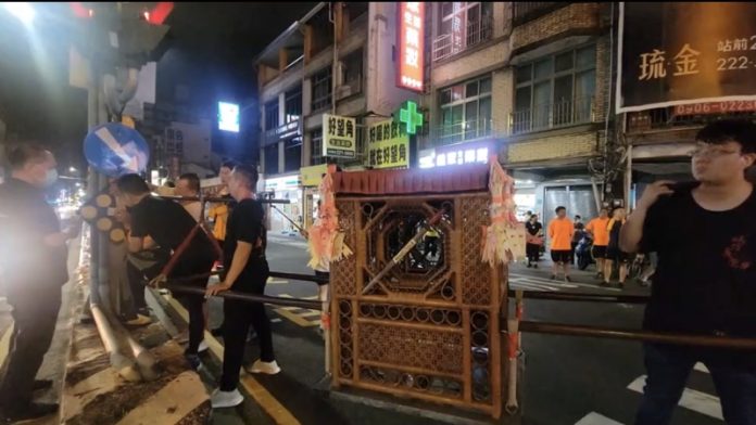 城隍大駕直衝女童車禍身亡處。 （圖／記者石雨鑫翻攝）