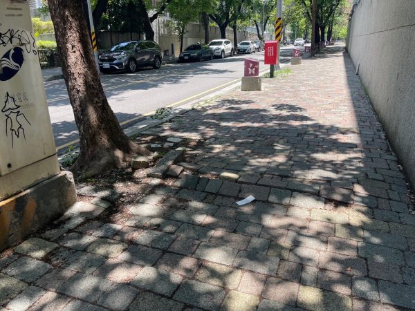 校園周遍人行步道破損。(圖/立委林俊憲辦公室提供)