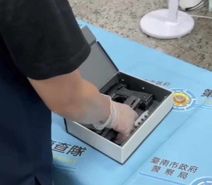 20230520-3-1-696x607 嫌犯將槍彈藏於字典裡。 (圖/記者陳聖璋翻攝)