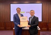 宏碁董座的逆轉勝 陳俊聖分享經營哲學 清華大學科管院長林哲群(右)邀請宏碁董事長暨執行長陳俊聖(左)與在職專班學生分享逆轉勝的經營哲學。圖/清大科管院提供