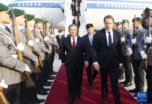 陸總理李強出訪棄專機搭包機 突顯習近平獨尊地位 李強6月18日抵柏林機場,開始上任後的首趟出訪,搭的則是「包機」。圖/新華網