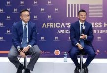 阿里巴巴新董座 台灣囡仔蔡崇信 阿里巴巴人事大調整,9月將接掌董座的蔡崇信(左)是台灣囡仔,創辦人馬雲(右)則露面指導阿里未來電商的發展方向。兩人是阿里巴巴唯二的「永久合夥人」。圖/搜狐