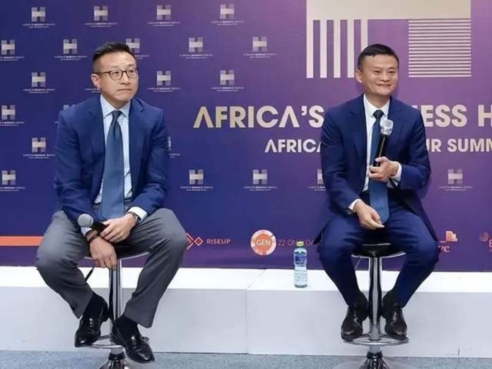 阿里巴巴人事大調整，9月將接掌董座的蔡崇信（左）是台灣囡仔，創辦人馬雲（右）則露面指導阿里未來電商的發展方向。兩人是阿里巴巴唯二的「永久合夥人」。圖／搜狐