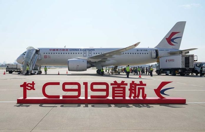 今年5月28日「大飛機」由東航承租後的首航畫面，C919在上海虹橋機場停機坪準備起飛前往北京。圖／新華社