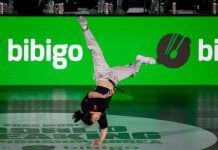 從街頭跳進亞運 杭州亞運霹靂舞開賽 做為亞運首次賽項的霹靂舞,大陸也志在必得。圖為去年10月22日,韓國首爾舉行的2022世界舞蹈聯合會(WDSF)霹靂舞世錦賽上,17歲的劉清漪拿下女子組銀牌,為大陸霹靂舞選手首次站上世錦賽領獎台。圖/新華社