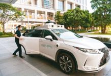 不用司機了! 北京發放無人駕駛計程車試點牌照 小馬智行「無人駕駛」去年8月開始在深圳運行,今年3月加入北京無人計程車運行。圖為一名乘客在深圳前海體驗乘坐小馬智行自動駕駛汽車。圖/取材新華社