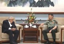 防擦槍走火 季辛吉呼籲陸防長李尚福「中美兩軍應加強溝通」 大陸國防部長李尚福(右)會見剛過百歲生日的美前國務卿季辛吉。國防部長見季辛吉實為罕見,也顯示美軍亟盼盡快恢復兩軍溝通。圖/取材北青政知新媒體