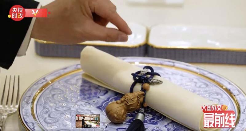 餐巾布的小釦是一個木雕葫蘆，代表「福壽」的寓意，是給季辛吉當作小禮物帶回美國。圖／央視「大國外交最前線」截圖