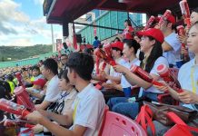 陸生團訪台趣味多 唱歌、球場應援 台味滿滿 馬英九基金會邀請大陸五所大學組成大學代表團訪台,陸生團16日到天母棒球場手持味全龍加油棒,感受台式應援。圖/馬英九基金會提供