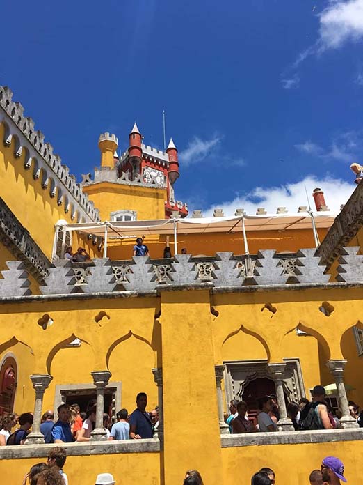 大太陽底下排隊，什麼時候才會輪到我？好累啊！