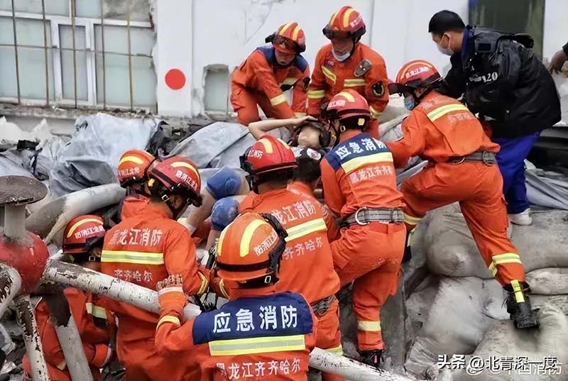 齊齊哈爾市消防隊指揮中心趕到現場救援，最後確認11死，含1教練及10名女排隊員。圖／取材北京青年報