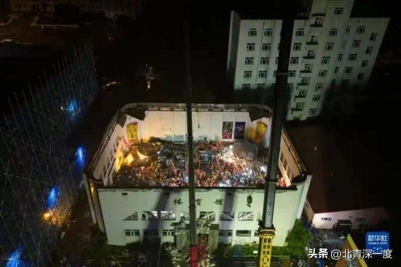 圖為23日下午坍塌的齊齊哈爾卅四中學體育館。圖／取材北京青年報