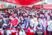 提振經濟救房市 陸銀醞釀調低房貸利率 大陸想重拾房地產救經濟老路,但又擔心泡沫危機。圖為大陸房地產龍頭「恆大集團」未爆債務危機前,廣州新房開賣吸引人潮徹夜排隊搶購盛況,近日恆大公布債務高達10兆台幣,遠超出資產。圖/取材百度