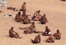 媲美「基尼大媽」青島「巧克力大爺」爆紅! 如今時興的「巧克力大爺」也成為青島海灘的新特產,但海邊出現緊急狀況時,他們也會勇於救人。圖/轉引極目新聞