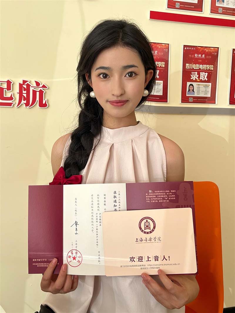 金枝日前被通知，因成績優異已被上海音樂學院錄取，她向記者展示自己的錄取通知書。圖／轉引上觀新聞