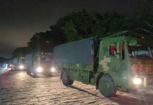 東部戰區緊急出動! 不是攻台 是為…… 東部戰區自27日晚,已開始為「抗颱」做準備,圖為軍車運送相關物資設備到可能遭遇襲擊的縣市。圖/取材東部戰區微博