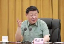 建軍節前視察軍區 習近平:「深入推進軍事鬥爭準備」 中共總書記、中央軍委主席習近平近日前往西部戰區視察,強調一手抓政治,「扭住高層,從嚴要求」;一手抓軍事,「推進軍事鬥爭準備」。圖/解放軍報