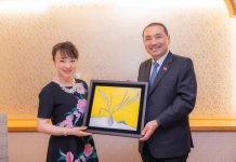 侯友宜臉書秀與翁倩玉合影 今會前日相麻生太郎 圖/取自侯友宜臉書