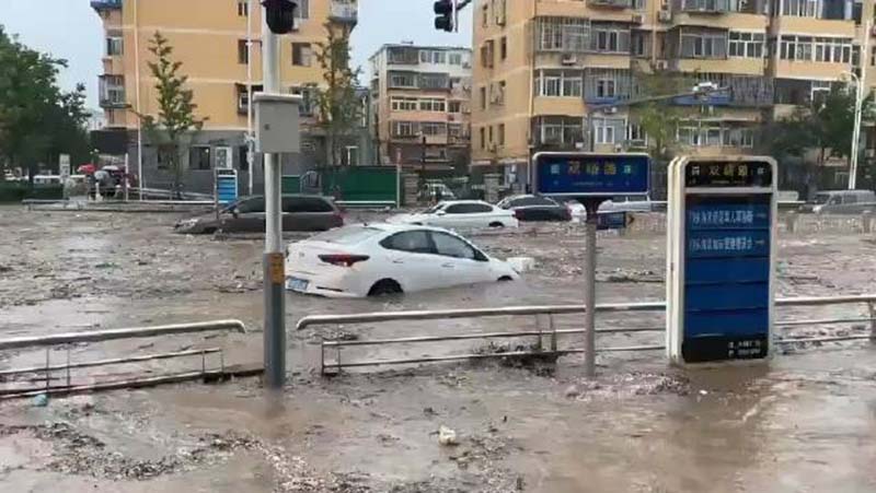 門頭溝市區也成河流，暴雨成災嚇壞當地民眾。圖／新華社取材微博