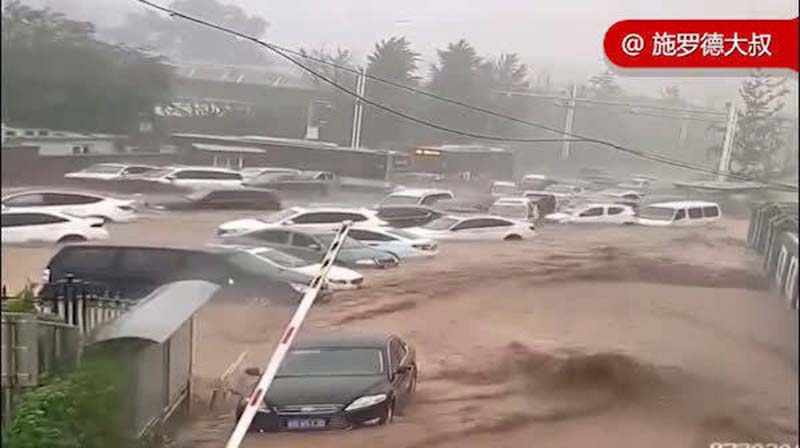 門頭溝區暴雨成災，街上出現了「汽車河」，景觀相當駭人。圖／新華社取材微博