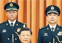 習近平整肅火箭軍 魏鳳和等歷任司令挫在等 晉升上將軍銜的是火箭軍司令王厚斌(後左)、火箭軍政治委員徐西盛(後右),中間為中共總書記習近平。圖/新華社