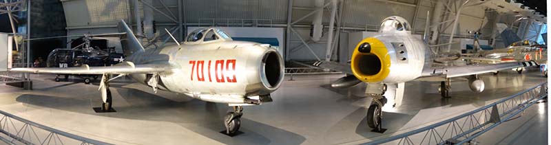 韓戰兩軍空軍主力分別是「志願軍」的米格-15，及美軍F-86軍刀戰機。圖為目前展示在美國國家航天航空博物館的兩種戰機。圖／取材百度