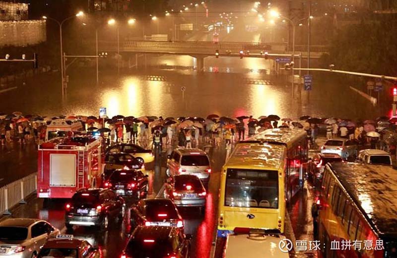 北京今次暴雨，雨量超過2012年的「7．21特大暴雨」。圖為當年廣渠門橋下淹水達4公尺。圖／轉引網易