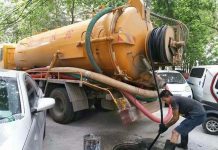 杜蘇芮水淹北京 千年古都竟沒下水道 暴雨前夕,北京都可見抽水車嚴陣以待,圖為北京平日清理排水管線。圖/轉引網易