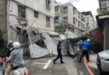 快訊/卡努颱風侵襲新北市! 新莊「世界花園三期」工地鷹架倒塌 圖/新莊警分局提供