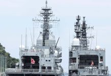 美國海軍一口氣採購9艘「阿利伯克」神盾級驅逐艦 停泊在日本軍港𥚃神盾艦。圖/師大教授朱文增提供
