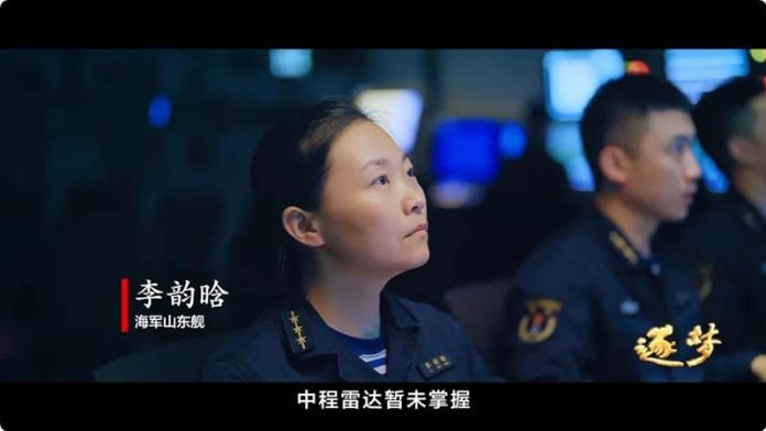29歲的李韻晗成為「航行值更官」後，在航母「山東艦」上指揮若定，面對「外軍」環伺布陣，表現相當冷靜。圖／取材央視