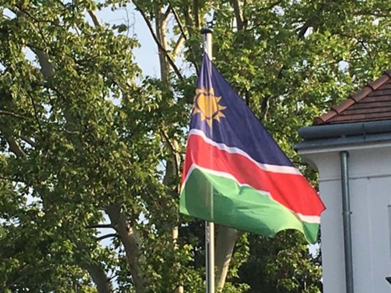 突然看到青天白日，但沒有滿地紅的國旗，原來是納密比亞大使館，真是會選址。