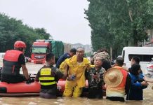 當好北京護城河 涿州被犧牲? 涿州雨停,救援工作陸續展開。圖為一名老人獲得救援。圖/取材中國軍網