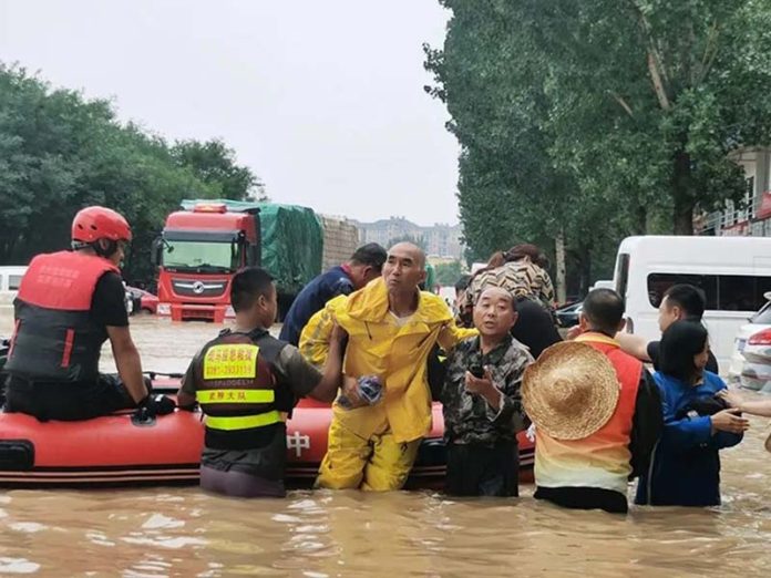 涿州雨停，救援工作陸續展開。圖為一名老人獲得救援。圖／取材中國軍網