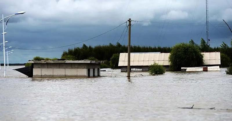 黑龍江近日暴雨，有的村落水淹至只見屋頂。圖／取材百度