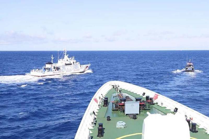 圖為菲海岸警衛隊兩艘艦船，無視中國海警船的警告，繼續接近仁愛礁。圖／取材網易