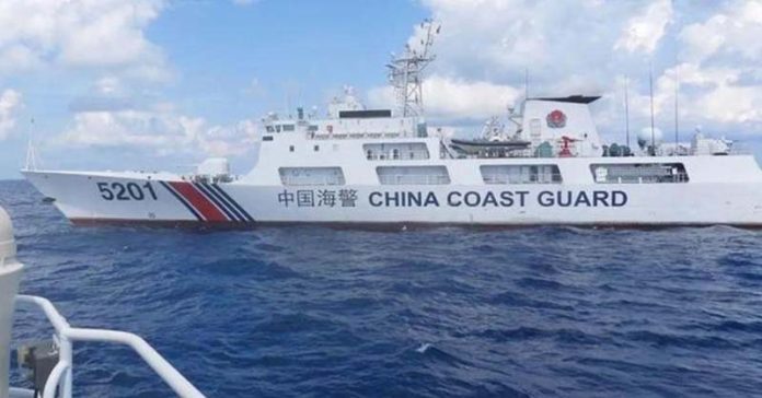 中國海警船5日現身仁愛礁附近，並阻擋菲軍方往仁愛礁運補物資。圖／取材網易
