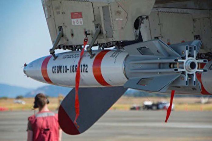 2023080951252 2018年7月25日,一架P-3獵戶座海上巡邏機掛載著Mark-63「迅擊」智能水雷(Quickstrike naval mine)。圖/取自美國海軍網