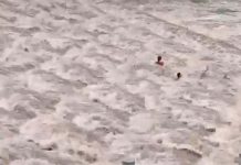 四川網紅打卡點雅安 河水暴漲 沖走11人 四川雅安雨城區魚鱗壩網紅打卡點,今(9)日上午河水暴漲後10餘人被沖走,至今已知有5人遇難。圖/極目新聞