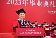 大陸今年出生數少於抗戰 懷孕就給錢杭州生3胎拿11萬 北大副校長暨醫學部主任喬杰稱,今年大陸出生人口恐僅700萬至800萬之間,比8年抗戰時期還少。圖為喬杰參加7月6日北大醫學部的畢典。圖/人民網