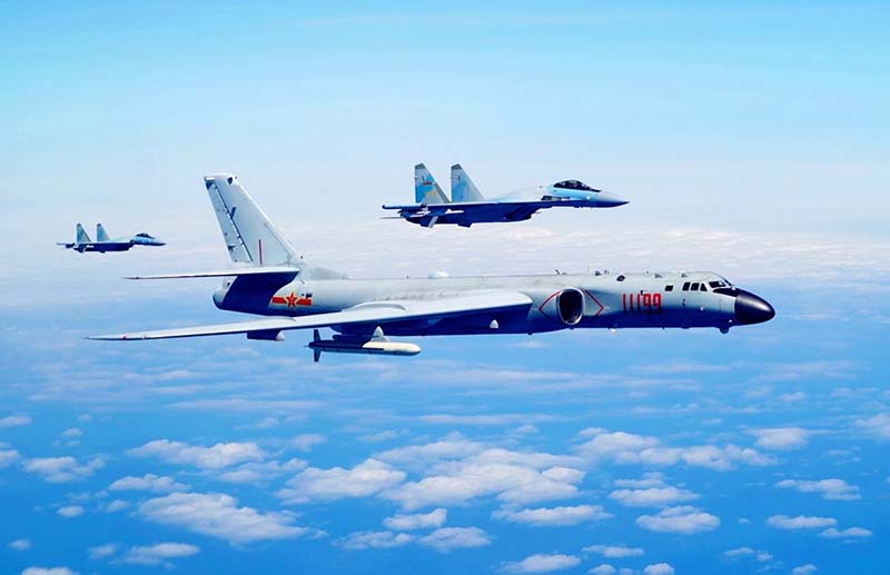解放軍轟-6K（前）與蘇-35，進行編隊飛行。圖／取自新華網
