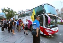 陸公布第三批團客出境遊國家 美、日、韓、澳入列 不包括台灣 2019年仍有大陸團客赴台旅遊,直到2020年2月疫情爆發後移民署公告,中止大陸團客來台,至今都未恢復。圖為陸客團在台灣。圖/搜狐網