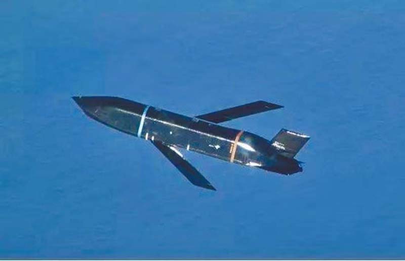 飛行中的AGM-158C飛彈。圖／取自美國洛馬公司官網