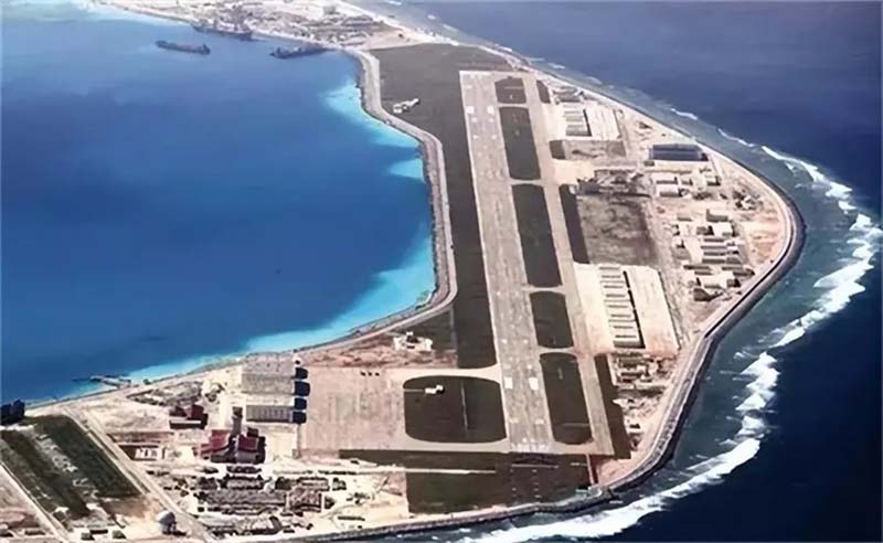 一旦菲國空投水泥，中共軍機自美濟礁起飛，2分鐘內就能抵達現場。圖為美濟礁3000公尺長跑道，已相當一個中型機場，圖／網易